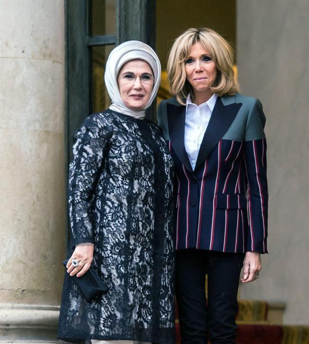 In una delle sue più recenti apparizioni ufficiali, accogliendo all'Eliseo la moglie del premier turco, Emine Erdogan, Brigitte Macron ha indossato un blazer della collezione cruise 2018 Louis Vuitton 