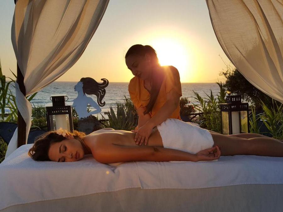 Il Massaggio delle Sirene al tramonto all'Hotel Le Saline
