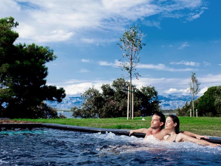 Al Falkensteiner Hotel & Spa Iadera in Croazia si può provare il massaggio thai “Piaceri tailandesi” nel gazebo all'aperto nel giardino wellness