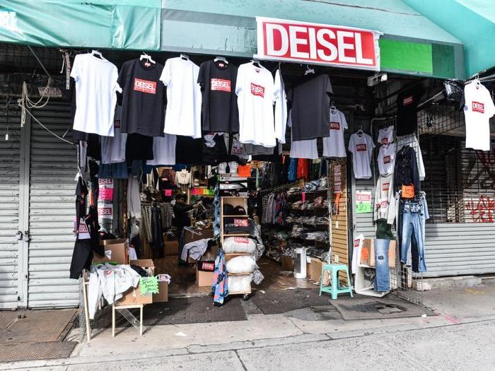 Con “Deisel” il brand Diesel si prende gioco dei falsi 