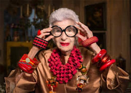 Iris Apfel (97 anni) è ambassador per Mac Cosmetics.