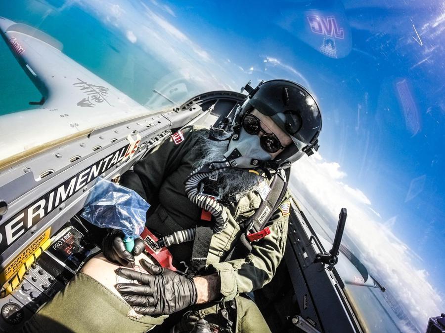 Alessandro Bonacorsi, si aggiudica un record tatuandosi su un jet in volo acrobatico in Florida