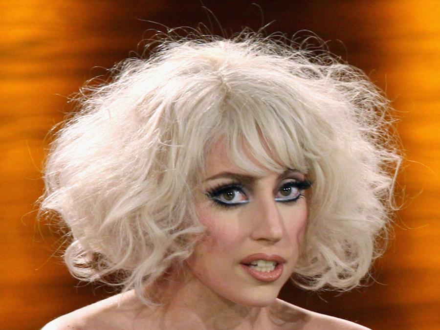 Lady Gaga, una poesia del poeta tedesco Rilke con l'aggiunta della scritta “Little Monsters” sul bicipite sinistro