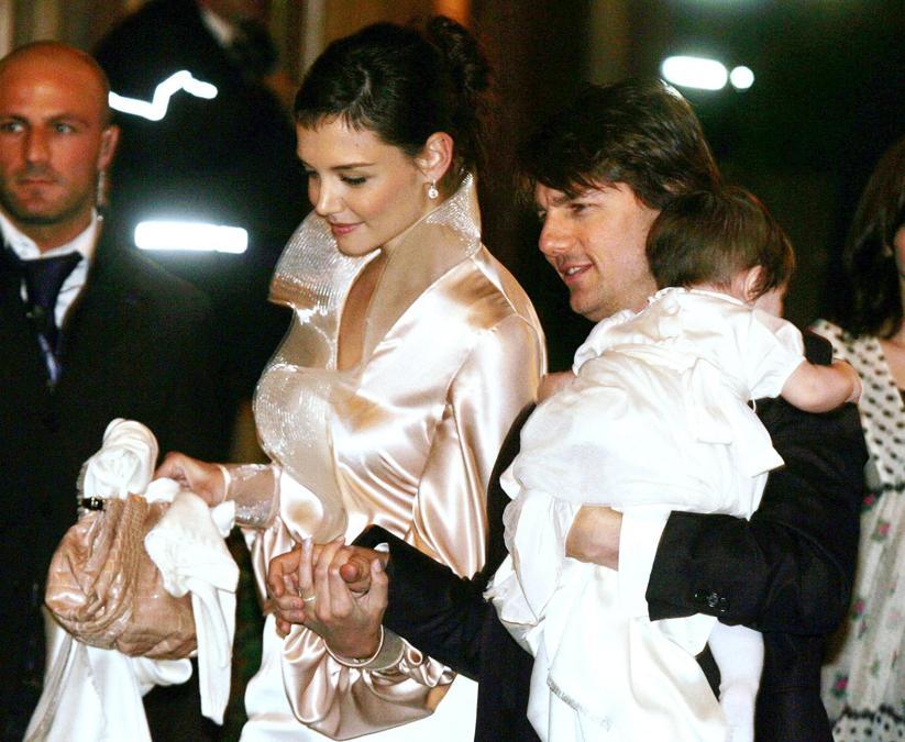 Tom Cruise , a destra e Katie Holmes con la loro figlia Suri . ( AFP PHOTO / Giulio Napolitano)