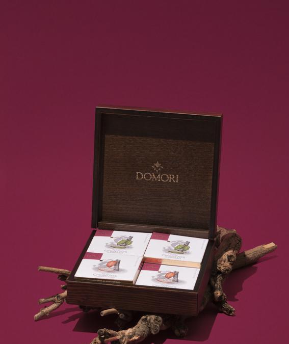 IL CACAO PIÙ PREZIOSO - Che Natale sarebbe senza cioccolato? Che sia però di Criollo, la varietà di cacao più rara. Domori presenta un cofanetto (100 €) che contiene le purissime fave di cacao, i mini giandujotti, i blend di Criollo fondente 80, 90 e 100%. Aromi speciali e inconfondibili che si ritrovano anche nelle tavolette di Criollo Chuao, Canoabo, Guasare, Porcelana, Puertofino, Puertomar, Ocumare di 77 e nel semplice cioccolato fondente 80, 90 e 100%. In alternativa c'è l'elegante cofanetto in legno (65 €) che racchiude la selezione di Canoabo, Puertofino e Puertomar, gli storici cioccolati della maison. www.domori.com