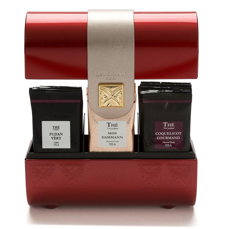 PASSION ROUGE - Per gli amanti delle migliori miscele di tè, ecco la collection rouge firmata da Dammann Frères, una delle più antiche “Maison du Tè” parigine. Una collezione in rosso, dunque perfetta per il Natale, custodita in raffinati coffret, diversi per dimensioni e formati (prezzo: da 34€ a 220€) che possono contenere tè sfusi o sacchetti cristal, dal Fujian Vert al Miss Dammann, dal Coquelicot Gourmand al Goût Russe Douchka. In alternativa c'è il Mon Thé de Noël, la boîte da 100 grammi (8,50 €) da riempire con il proprio tè preferito, a scelta tra sette diversi melange. I migliori? Noël à Londres, un tè nero con profumi di cannella, vaniglia, mela, mandorla e zenzero; Noël à Pékin, un tè nero e verde con gelsomino, frutto della passione, mango, ananas e agrumi; e Noël à Venise, un tè nero con profumi di limone e meringa. www.dammann.fr