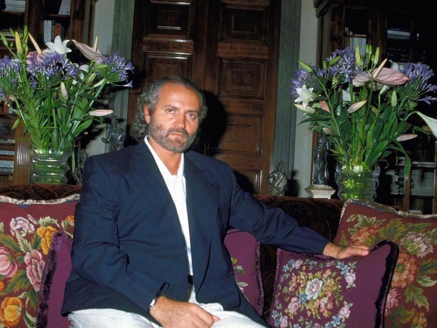 Lo stilista Gianni Versacepostato nella sua casa (Olycom).