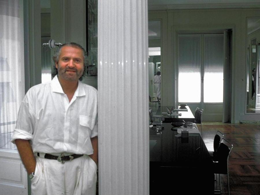 Lo stilista Gianni Versacepostato nella sua casa (Olycom).