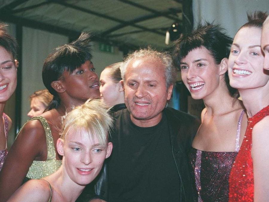 Gianni Versace con  Shalom Harlow, Naomi Campbell, Amy Wesson, Kristen Mc Menamy, Shirley Mallmann. (Olycom)