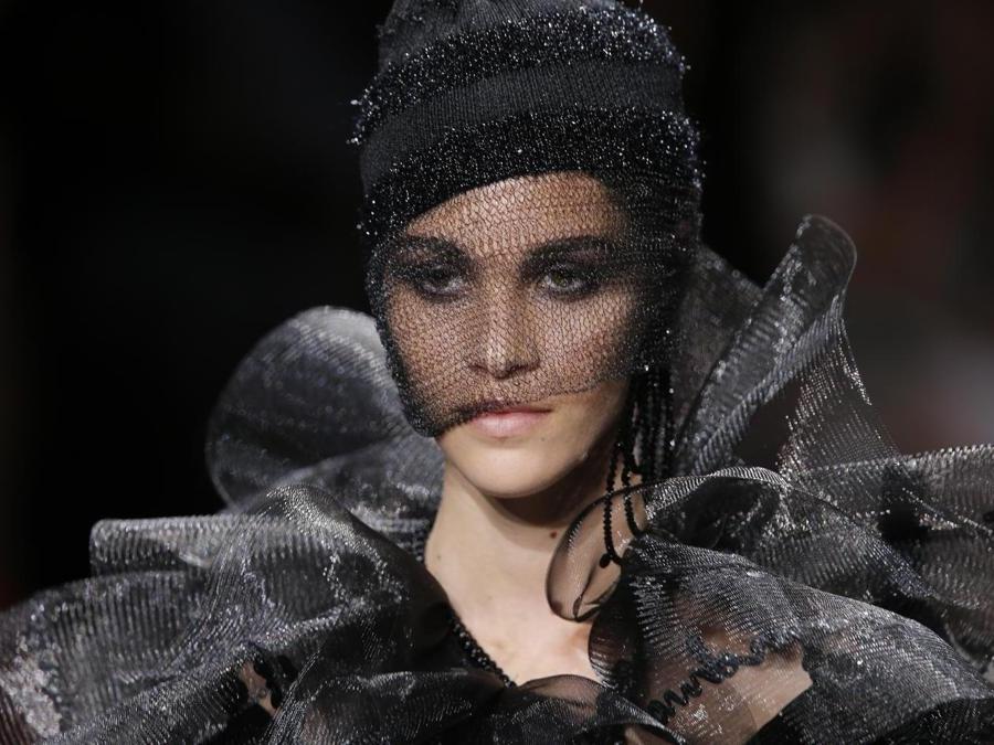 Sfilata  di  Giorgio Armani Haute Couture Autunno/Inverno 2017/2018 a Parigi. (AP Photo/Thibault Camus)