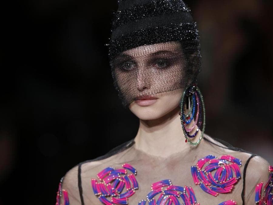 Sfilata  di  Giorgio Armani Haute Couture Autunno/Inverno 2017/2018 a Parigi. (AP Photo/Thibault Camus)
