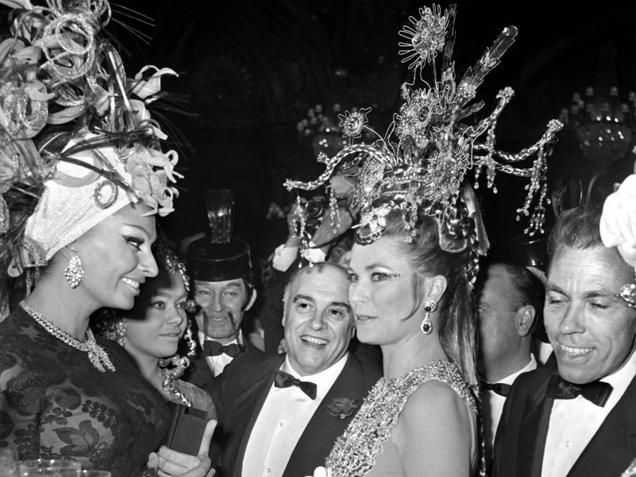 Da sinistra Sophia Loren, Carlo Ponti e la principessa Grace di Monaco al ballo in maschera “Dîner de Têtes” a Monaco, 16 marzo 1969 (Rue des Archives/Agip)