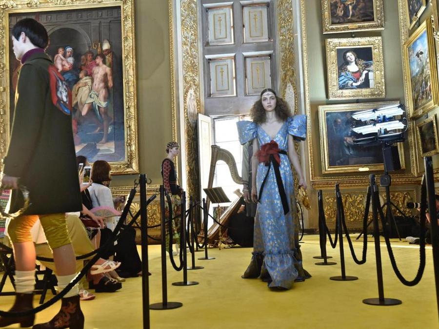 La sfilata della nuova collezione Gucci “Cruise” a Palazzo Pitti a Firenze, maggio 2017 (Ansa)