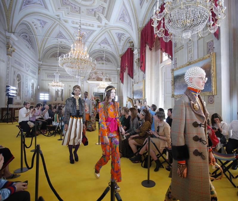 La sfilata della nuova collezione Gucci “Cruise” a Palazzo Pitti a Firenze, maggio 2017 