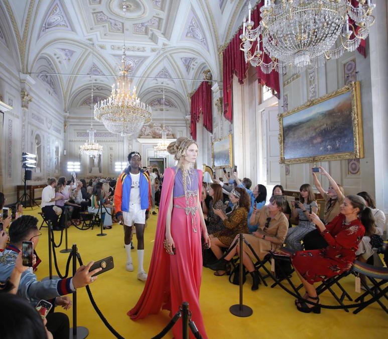 La sfilata della nuova collezione Gucci “Cruise” a Palazzo Pitti a Firenze, maggio 2017 