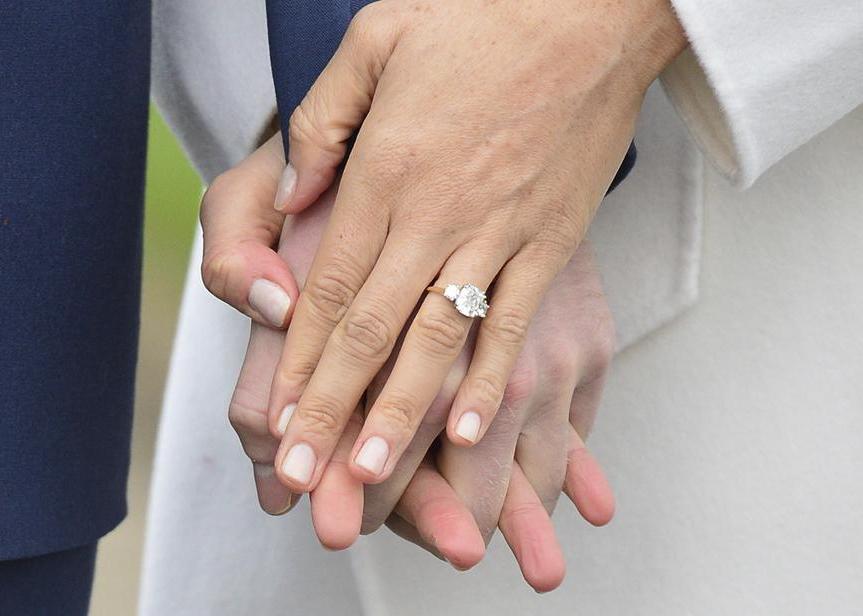 L'anello di fidanzamento è stato disegnato dallo stesso principe Harry: il diamante centrale viene dal Botswana mentre i due diamanti laterali erano appartenuti alla principessa Diana, alla quale così il principe ha voluto rendere omaggio. L'anello è stato realizzato da Cleave, gioielleria fornitrice della Casa Reale