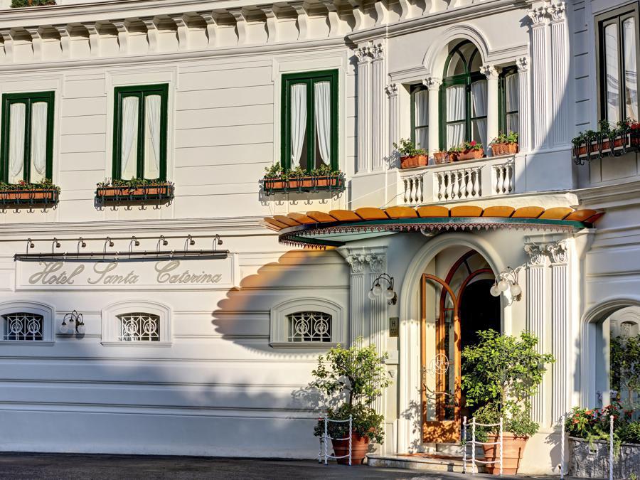 Il Santa Caterina di Amalfi è ricavato in una villa Liberty del 1904. Sin dall'inizio, il progetto era realizzare un hotel familiare e intimo nella spettacolare cornice di Amalfi. La novità per il 2020, è l'apertura altre tre ville nei dintorni della proprietà, con nuove camere e suite e spazi per eventi privati. Le tre strutture sono immerse in un agrumeto biologico e circondate da lecci, ginepri e ginestre.