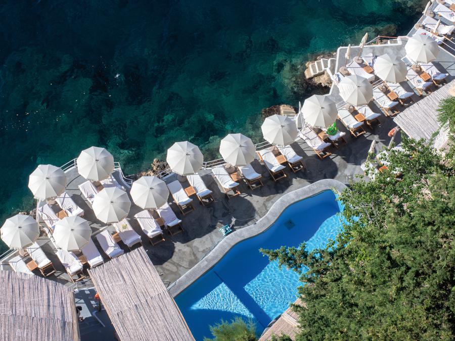 Il Beach Club, con piscina di acqua marina, solarium, fitness centre, café/bar e ristorante all'aperto. Ci si arriva in ascensore o con un sentiero attraverso i magnifici giardini.