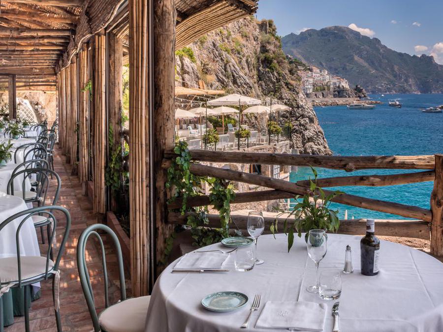 Al Ristorante al Mare si mangia la cucina Mediterranea: grigliate di pesce, pizze cotte nel forno a legna, paste fatte in casa e piatti di stagione. Tutti i tavoli sono orientati verso il mare.