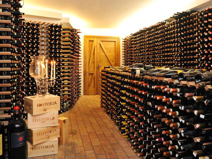 La carta dei vini è di ampio respiro con un'attenta selezione delle eccellenze vinicole italiane e internazionali. La sezione dedicata al territorio campano è attenta e variegata, pensata per illustrare e scoprire le mille peculiarità di questa interessante area vitivinicola. Una particolare attenzione è rivolta anche alle bollicine italiane, insieme alle immancabili francesi, disponibili anche nei diversi formati.