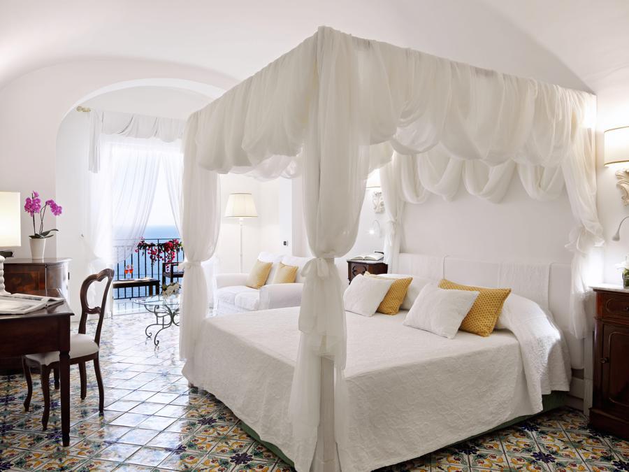 Le 66 camere sono arredate nello stile delle dimore mediterranee. Ogni stanza è unica, con mobili dell'Ottocento, maioliche di Vietri e ceramiche dipinte a mano. Anche la posizione varia: alcune si aprono sui giardini, altre hanno piscina privata e terrazza sul mare.