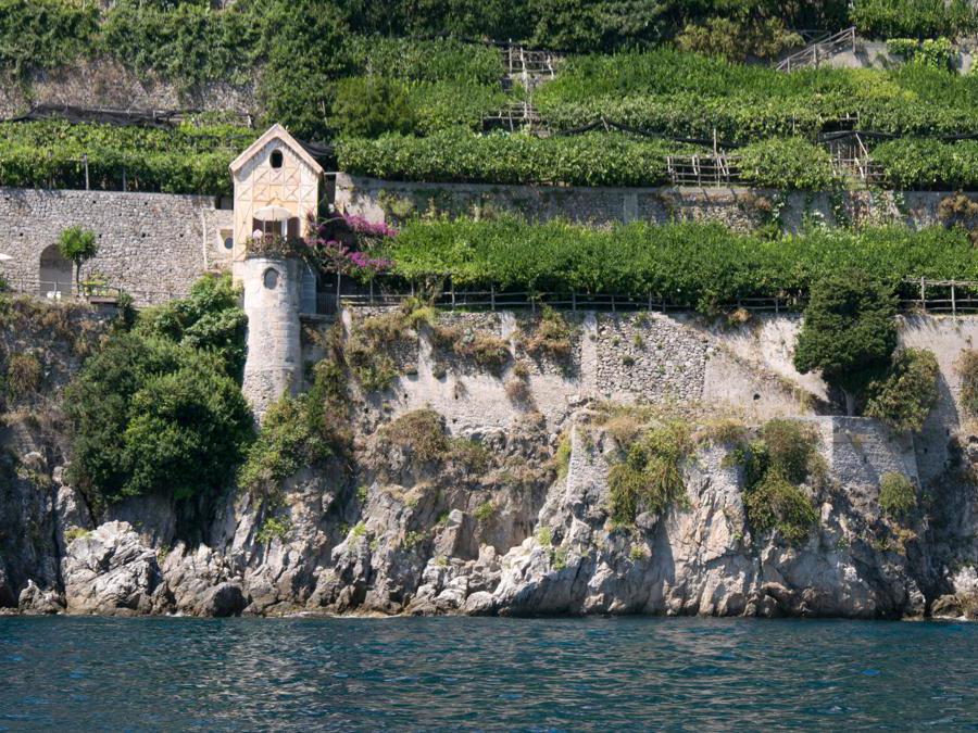 Gli splendidi giardini a sbalzo. Due ascensori scavati nella roccia e un sentiero spettacolare portano attraverso agrumeti e giardini lussureggianti fino al mare.