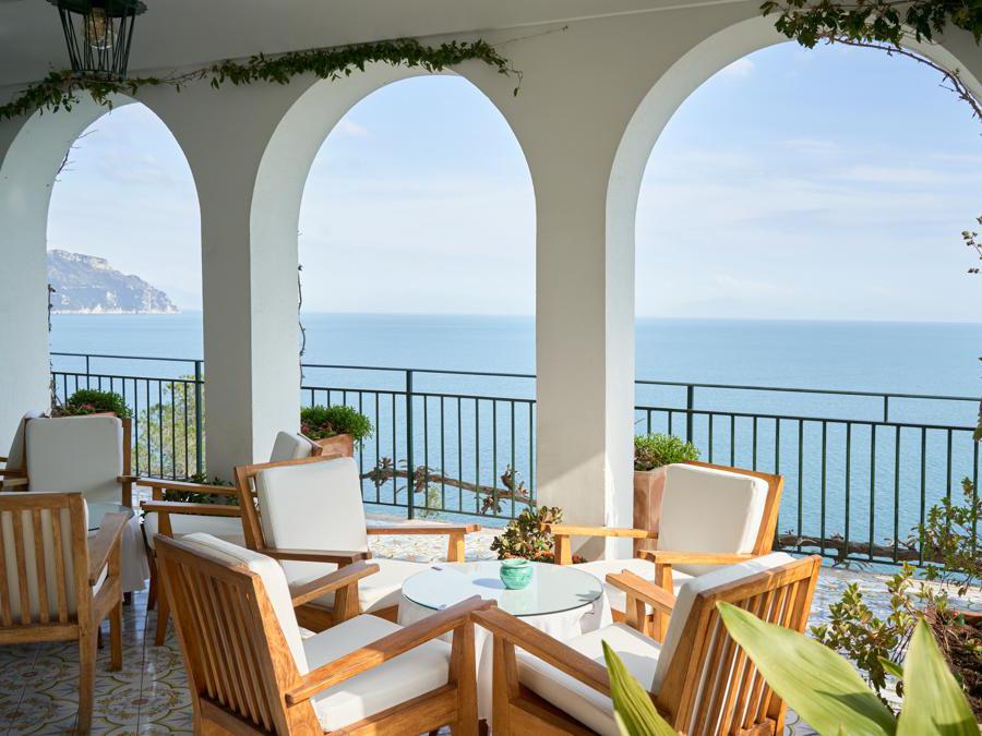 Il bar La Terrazza, affacciato sul golfo, Amalfi, i limoneti e gli aranceti. Qui si ordinano club sandwich, insalate dell'orto di casa, hambuger, tartare di pesce, abbinati a un buon vino o ai cocktail studiati per la carta.