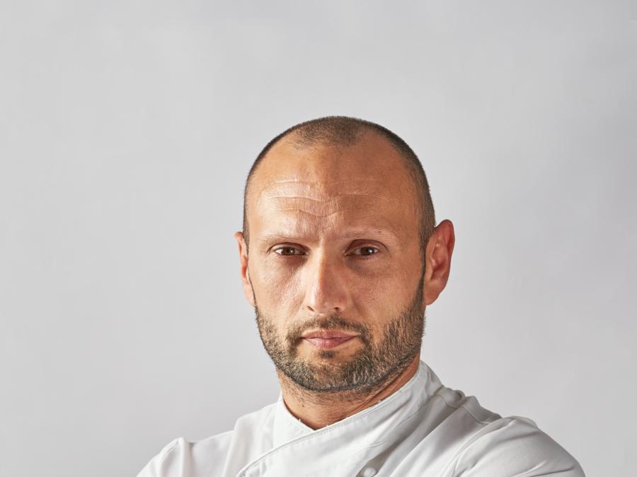 Giuseppe Stanzione, nuovo chef del Santa Caterina. Lo chef Giuseppe Stanzione: classe 1978 originario di Salerno, ha lavorato con Bruno Barbieri alla Locanda Solarola e al Ristorante Arquade, entrambi 2 stelle Michelin. Quindi ha presto Casa del Nonno 13 e il Ristorante Le Trabe, tutti e due premiati con la stella Michelin.
