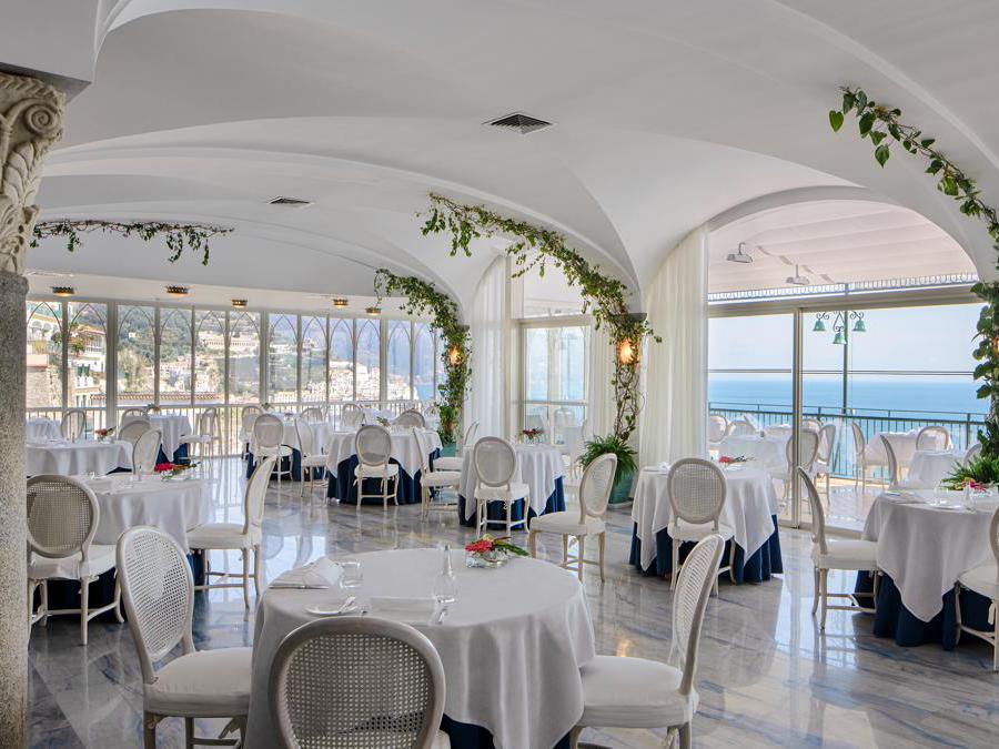 Il ristorante Il Glicine è il nuovo fine dining, che porta in tavola la cucina della Costiera e i sapori mediterranei. Oltre al percorso degustazione suggerito dallo chef, la carta comprende alternative per vegani, vegetariani e celiaci.