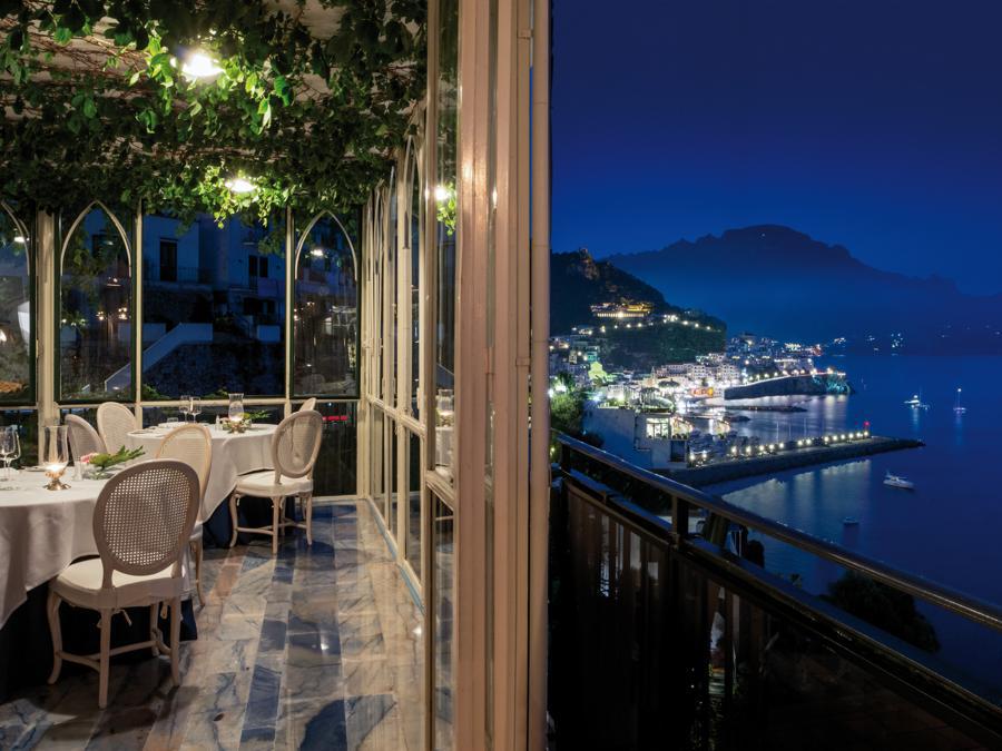Uno scorcio su Amalfi da uno dei tavoli panoramici del ristorante Il Glicine.