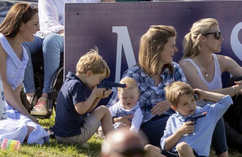 Dopo la parata, la duchessa Kate ha decisamente cambiato stile per un'informale domenica in campagna, passata sul prato ad assistere al torneo Maserati Royal Charity Polo Trophy al Beaufort Polo Club di Tetbury