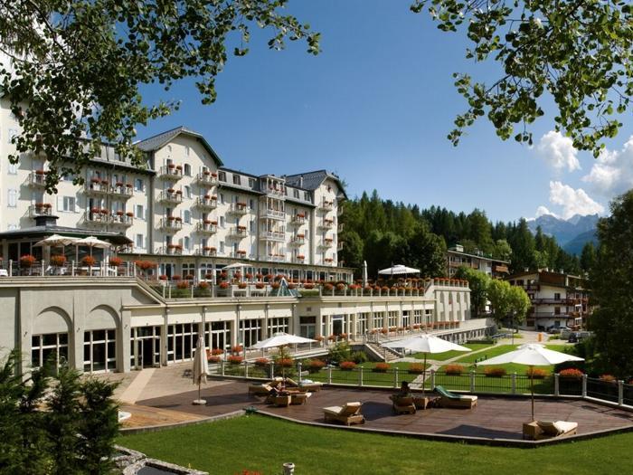 L'Hotel Cristallo di Cortina, tra mondanità e natura