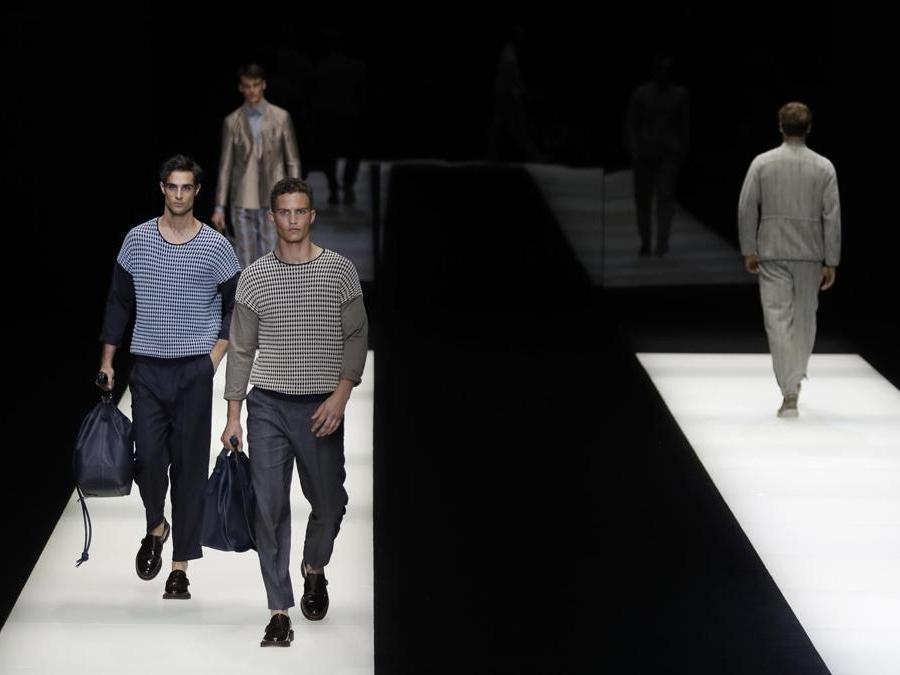 Sfilata della collezione di Giorgio Armani. (AP Photo/Antonio Calanni)