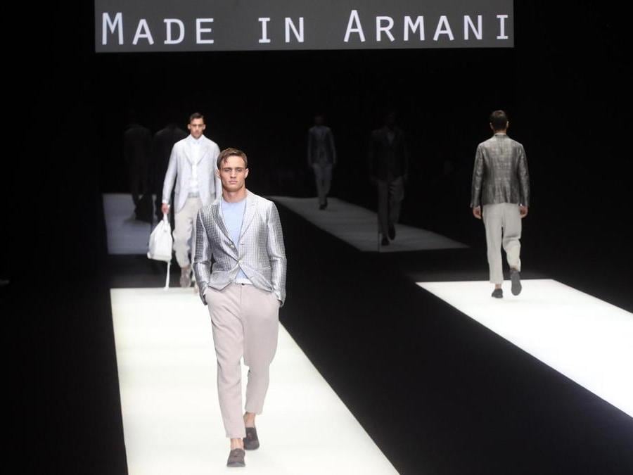 Sfilata della collezione di Giorgio Armani. (ANSA / MATTEO BAZZI)