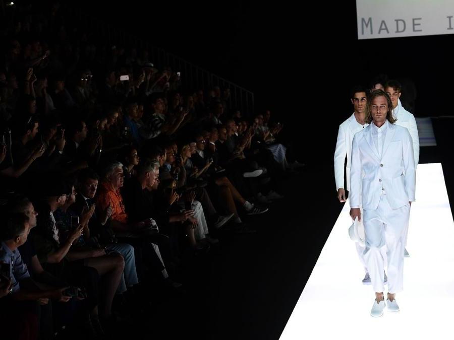 Sfilata della collezione di Giorgio Armani. (AFP PHOTO / Miguel MEDINA)