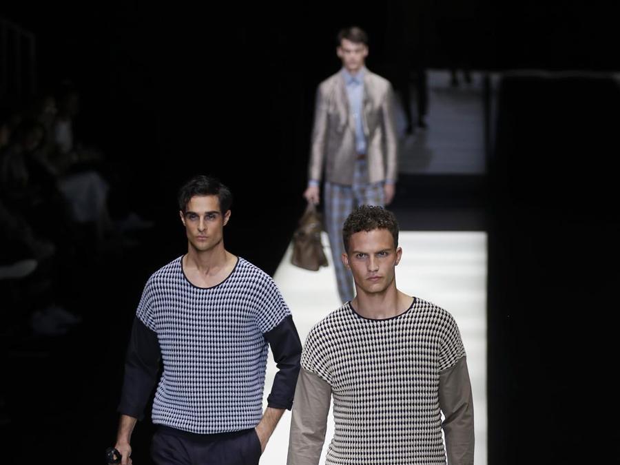 Sfilata della collezione di Giorgio Armani.  (AP Photo/Antonio Calanni)