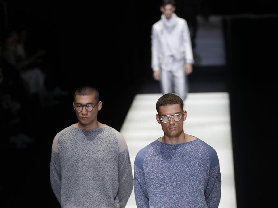 Sfilata della collezione di Giorgio Armani. (AP Photo/Antonio Calanni)