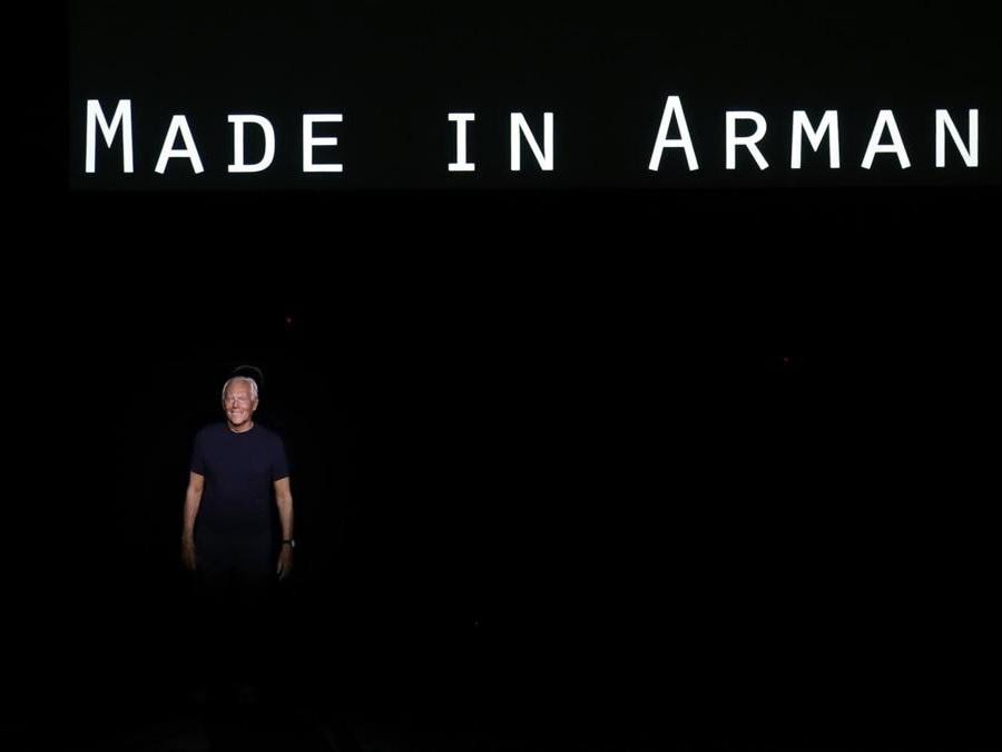 Il saluto di  Giorgio Armani a fine sfilata (AP Photo/Antonio Calanni)