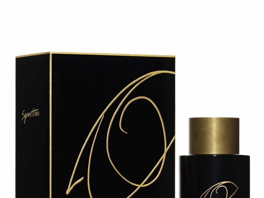 Superstitious, il profumo di Alber Elbaz par Frédéric Malle, il flacone nero è impreziosito dall'occhio dorato simbolo dell'idea di superstizione.