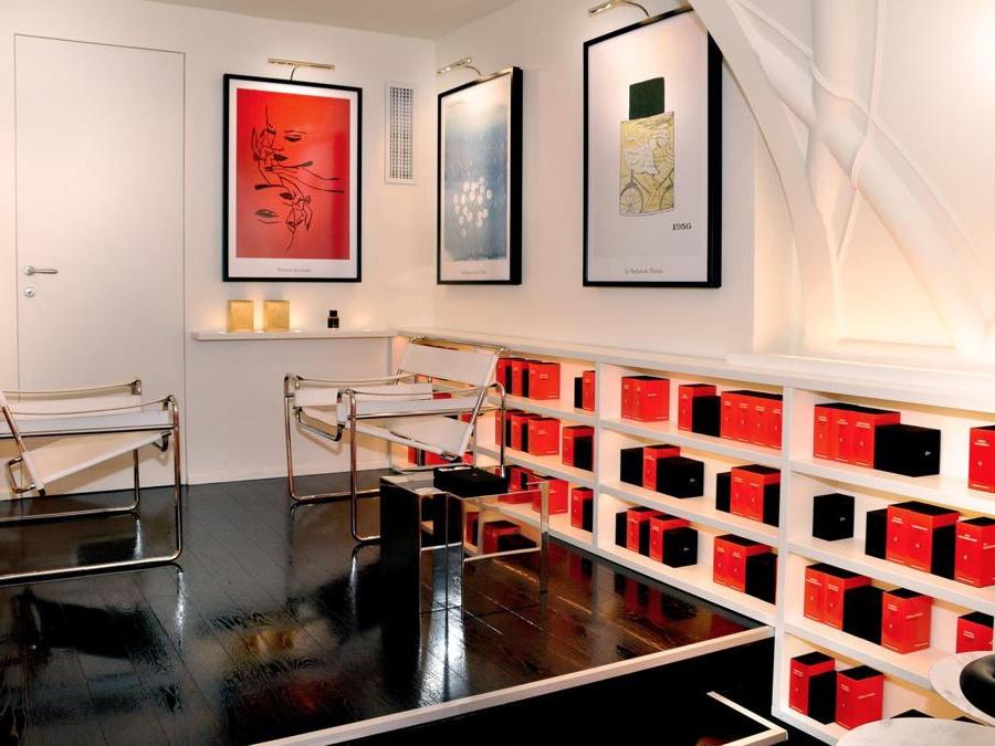 Al piano superiore della boutique le poltrone Breuer Wassily che infondono allo spazio lo spirito della scuola di architettura Bauhaus