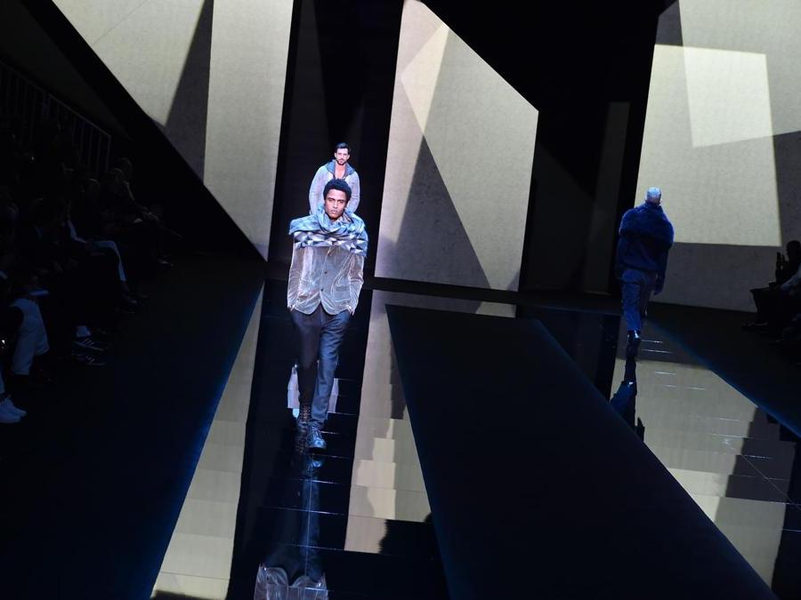 La sfilata di  Giorgio Armani. (AFP PHOTO / GIUSEPPE CACACE)