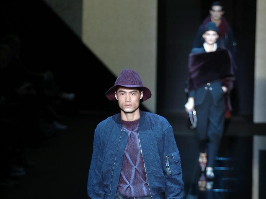 La sfilata di  Giorgio Armani.  (AP Photo/Antonio Calanni)