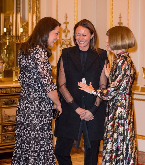 La duchessa di Cambridge Catherine insieme alla ceo del British Fashion Council Caroline Rush e Anna Wintour