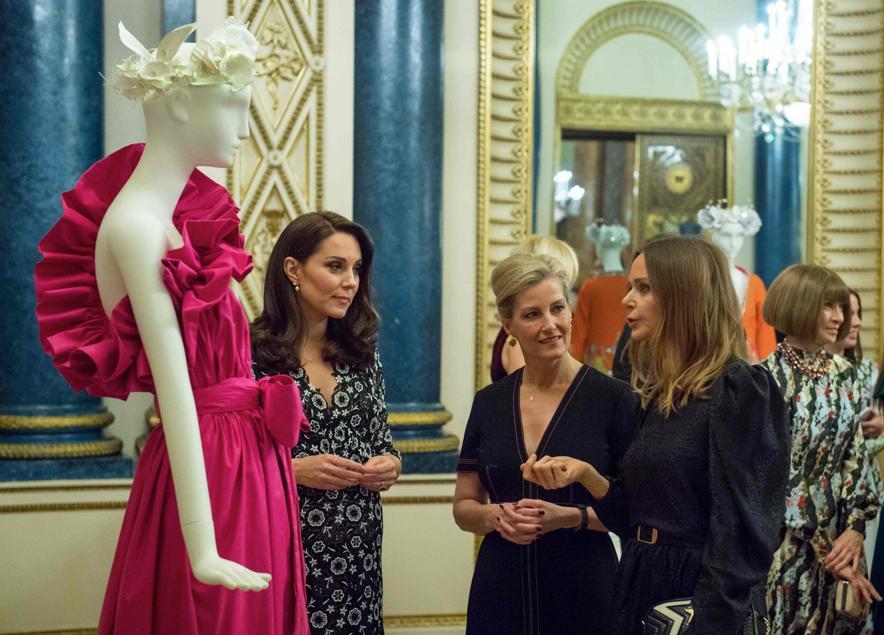 La duchessa Kate, la contessa di Wessex Sophie e la stilista Stella McCartney (a destra) all'evento a Buckingham Palace per celebrare la nascita dell'iniziativa Commonwealth Fashion Exchange