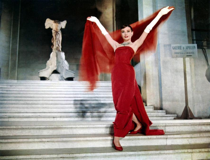 Cenerentola a Parigi (1957) - Il titolo originale è Funny Face, un musical che ha come protagonisti Audrey Hepburn e Fred Astaire. Lei, libraia, viene scelta come nuovo volto da una fashion editor, che la porta a Parigi per incontrare il filosofo interpretato da Fred Astaire. Il guardaroba di Audrey è fimato Givenchy; le canzoni sono quelle dell'omonimo musical di Broadway del 1927, di George e Ira Gershwin