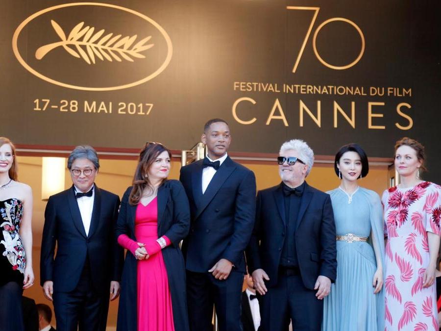 Pedro Almodovar,  presidente di giuria, Jessica Chastain, Park Chan-wook, Agnes Jaoui, Will Smith, Fan Bingbing, Maren Ade e Paolo Sorrentino.  (REUTERS/Regis Duvignau)
