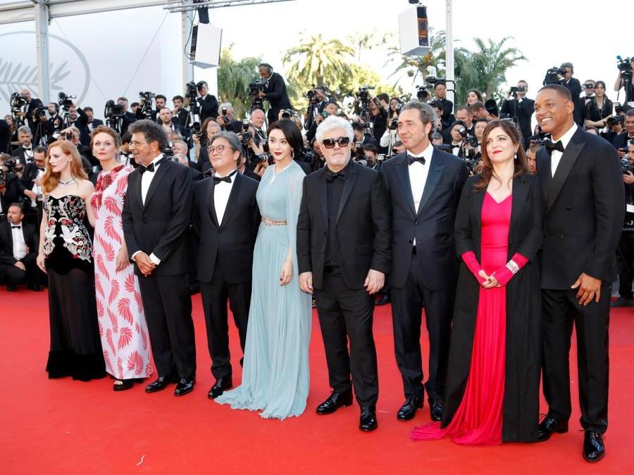 Pedro Almodovar con gli altri membri della giuria  Maren Ade, Jessica Chastain, Fan Bingbing, Agnes Jaoui, Park Chan-wook, Will Smith, Paolo Sorrentino e Gabriel Yared. (REUTERS/Eric Gaillard)