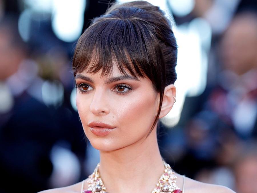Emily Ratajkowski ha indossato una collana High Jewellery in oro rosa, rubelliti, perle e diamanti, una collana iconica Heritage Collection del 1969 in oro giallo, smeraldi, rubini e diamanti, un anello collezione Musa ed un anello Serpenti. (Photo by Andreas Rentz/Getty Images)