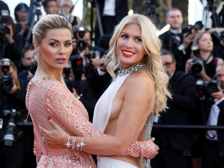Le modelle Hofit Golan e Victoria Bonya. (REUTERS/Regis Duvignau)