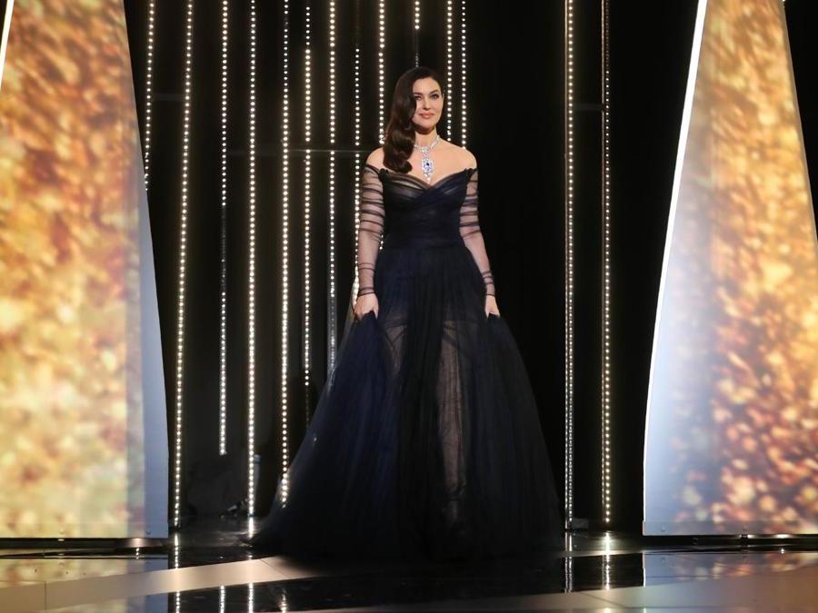 L’attrice italiana Monica Bellucci arriva sul palco durante la cerimonia di apertura della 70esima edizione del Festival di Cannes. (AFP PHOTO / Valery HACHE)